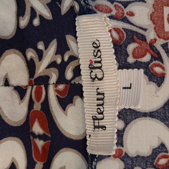 Fleur Elise wrap in large. 100% rayon. Red, white and navy in color. - Picture 2 of 5